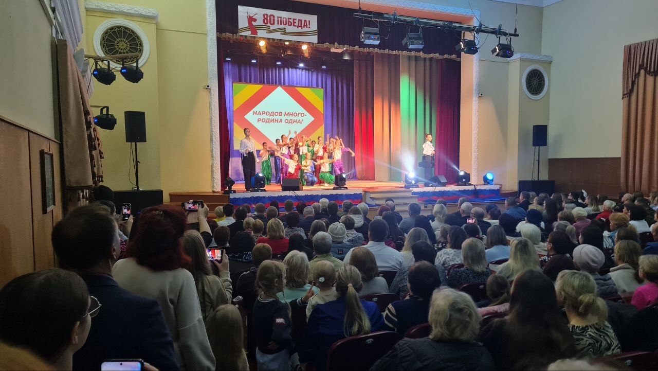 4 ноября танцевальный коллектив «Акварель» Центра детского творчества принял участие в торжественном концерте, посвященном Дню народного единства, который состоялось в ЦКиД «Современник» 4 ноября танцевальный коллектив «Акварель» Центра детского творчества принял участие в торжественном концерте, посвященном Дню народного единства, который состоялось в ЦКиД «Современник»