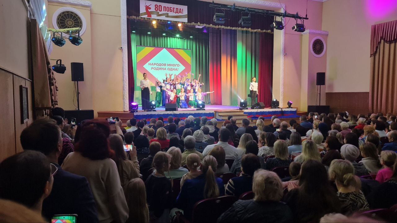 4 ноября танцевальный коллектив «Акварель» Центра детского творчества принял участие в торжественном концерте, посвященном Дню народного единства, который состоялось в ЦКиД «Современник» 4 ноября танцевальный коллектив «Акварель» Центра детского творчества принял участие в торжественном концерте, посвященном Дню народного единства, который состоялось в ЦКиД «Современник»