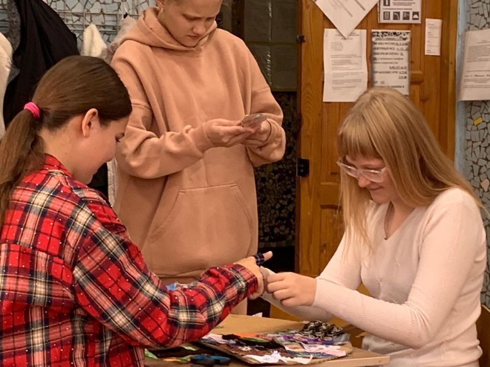 2 ноября ребята 6а класса учавствовали в освоении народного творчества, погружаясь в традиционные художественные промыслы и стили 2 ноября ребята 6а класса учавствовали в освоении народного творчества, погружаясь в традиционные художественные промыслы и стили