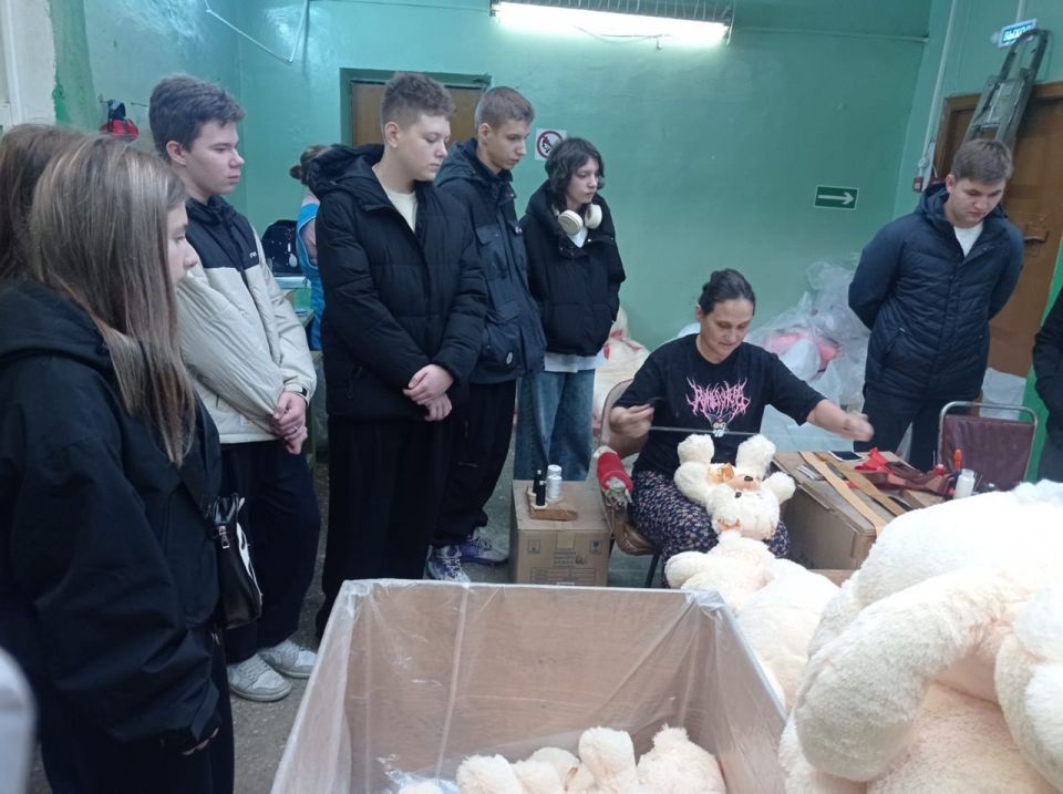 Ученики 8б и 9а классов МБОУ-СОШ4 вместе со своими классными руководителями в период осенних каникул продолжили углубляться в вопросы профориентации Ученики 8б и 9а классов МБОУ-СОШ4 вместе со своими классными руководителями в период осенних каникул продолжили углубляться в вопросы профориентации