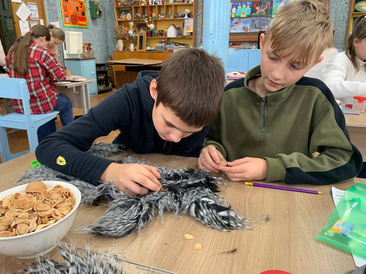 2 ноября ребята 6а класса учавствовали в освоении народного творчества, погружаясь в традиционные художественные промыслы и стили 2 ноября ребята 6а класса учавствовали в освоении народного творчества, погружаясь в традиционные художественные промыслы и стили