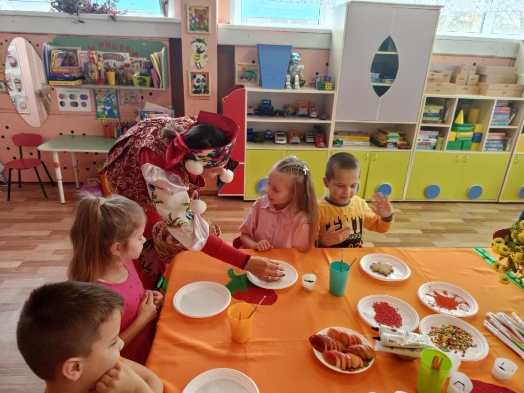 В подготовительной к школе группе №1 (воспитатель Байда Е.П.) МБДОУ – Детский сад №29 «Родничок» прошёл прошел мастер-класс по росписи пряников, который провела мама Вольхиной Варвары - Вольхина Юлия Игоревна В подготовительной к школе группе №1 (воспитатель Байда Е.П.) МБДОУ – Детский сад №29 «Родничок» прошёл прошел мастер-класс по росписи пряников, который провела мама Вольхиной Варвары - Вольхина Юлия Игоревна