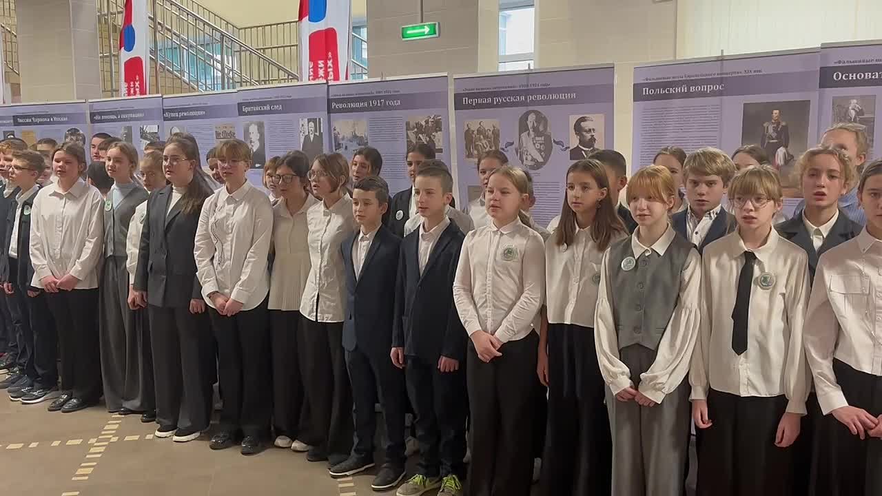 В Брянске в школе №72 по инициативе местного отделения «Движения Первых» сегодня, 5 ноября, открылась патриотическая выставка «Наследие России»