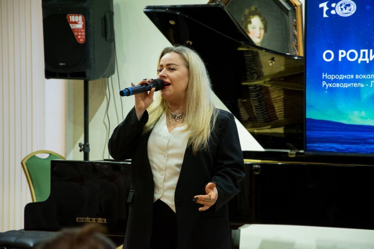 В «Брянском областном художественном музейно-выставочном центре» народная вокальная студия эстрадной песни «Созвучие» (рук В «Брянском областном художественном музейно-выставочном центре» народная вокальная студия эстрадной песни «Созвучие» (рук