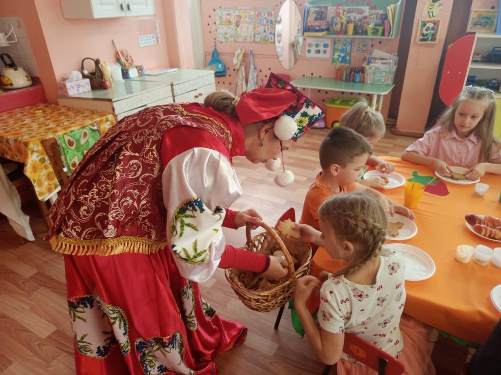 В подготовительной к школе группе №1 (воспитатель Байда Е.П.) МБДОУ – Детский сад №29 «Родничок» прошёл прошел мастер-класс по росписи пряников, который провела мама Вольхиной Варвары - Вольхина Юлия Игоревна В подготовительной к школе группе №1 (воспитатель Байда Е.П.) МБДОУ – Детский сад №29 «Родничок» прошёл прошел мастер-класс по росписи пряников, который провела мама Вольхиной Варвары - Вольхина Юлия Игоревна