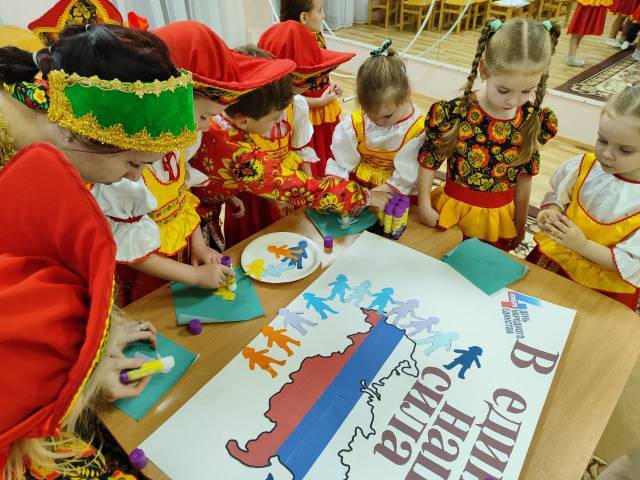 День народного единства - это не просто день отмеченный в календаре красным цветом, но ещё и отличный повод рассказать детям о том, как важно жить в мире, уважать и ценить друг друга День народного единства - это не просто день отмеченный в календаре красным цветом, но ещё и отличный повод рассказать детям о том, как важно жить в мире, уважать и ценить друг друга