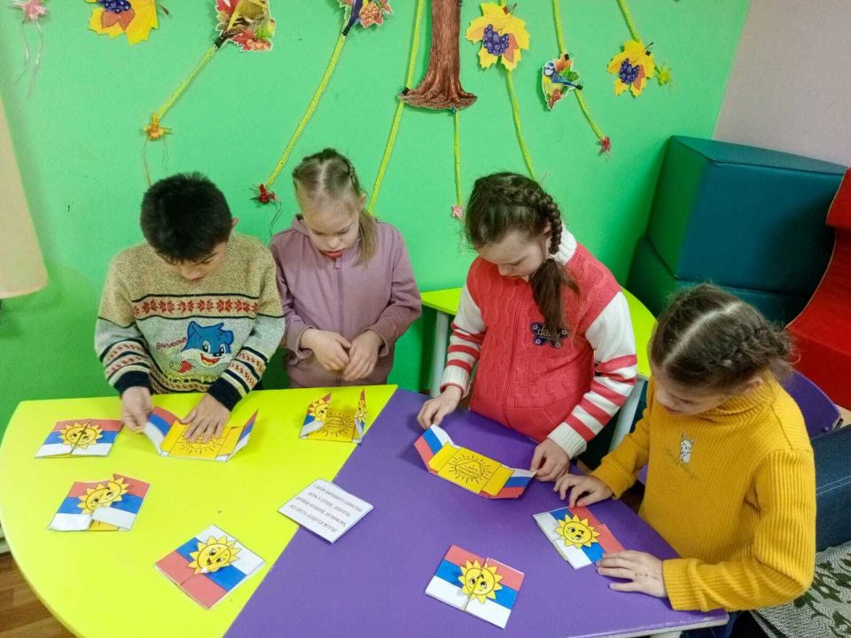 С Днем Народного единства детей ГБСУСОН "Дубровский детский дом-интернат для умственно отсталых детей" поздравили ученики 4 А класса Дубровской школы №2 С Днем Народного единства детей ГБСУСОН "Дубровский детский дом-интернат для умственно отсталых детей" поздравили ученики 4 А класса Дубровской школы №2