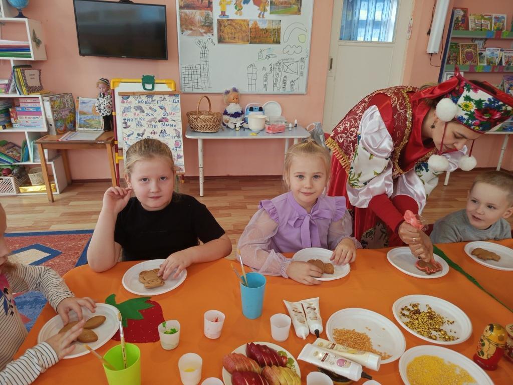 В подготовительной к школе группе №1 (воспитатель Байда Е.П.) МБДОУ – Детский сад №29 «Родничок» прошёл прошел мастер-класс по росписи пряников, который провела мама Вольхиной Варвары - Вольхина Юлия Игоревна В подготовительной к школе группе №1 (воспитатель Байда Е.П.) МБДОУ – Детский сад №29 «Родничок» прошёл прошел мастер-класс по росписи пряников, который провела мама Вольхиной Варвары - Вольхина Юлия Игоревна