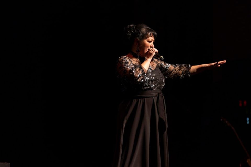 Ах, этот вечный, искренний романс Ах, этот вечный, искренний романс