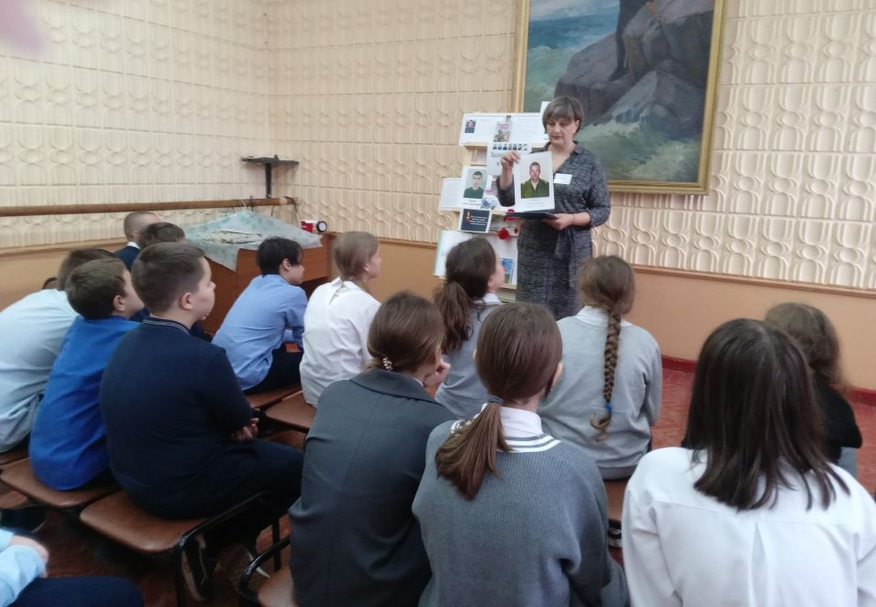 5 ноября в библиотеке №8 для обучающихся 6«В» класса СОШ №8 был проведён час памяти «Запишите нас в историю», посвященный клинчанам, участникам специальной военной операции, погибшим на Украине 5 ноября в библиотеке №8 для обучающихся 6«В» класса СОШ №8 был проведён час памяти «Запишите нас в историю», посвященный клинчанам, участникам специальной военной операции, погибшим на Украине