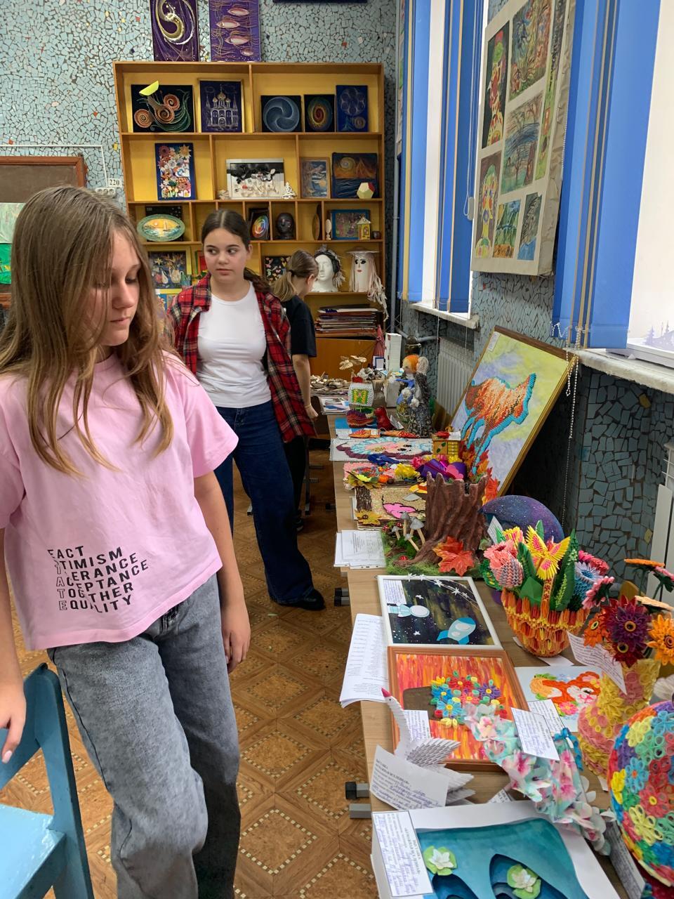 2 ноября ребята 6а класса учавствовали в освоении народного творчества, погружаясь в традиционные художественные промыслы и стили 2 ноября ребята 6а класса учавствовали в освоении народного творчества, погружаясь в традиционные художественные промыслы и стили