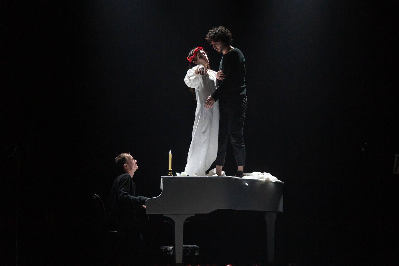 Поздним вечером 4 ноября зрители Брянского областного театра драмы погрузились в мистическую историю любви по повести И.С. Тургенева «КЛАРА МИЛИЧ» Поздним вечером 4 ноября зрители Брянского областного театра драмы погрузились в мистическую историю любви по повести И.С. Тургенева «КЛАРА МИЛИЧ»