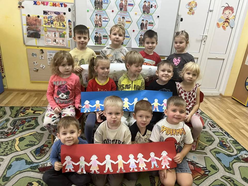 День народного единства - это не просто день отмеченный в календаре красным цветом, но ещё и отличный повод рассказать детям о том, как важно жить в мире, уважать и ценить друг друга День народного единства - это не просто день отмеченный в календаре красным цветом, но ещё и отличный повод рассказать детям о том, как важно жить в мире, уважать и ценить друг друга