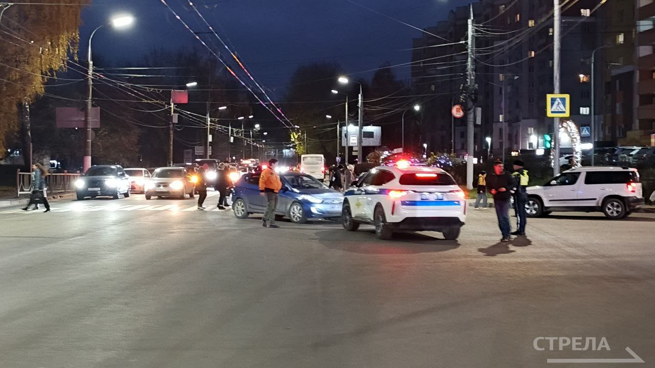 Сегодня, 6 ноября, в Брянске, на перекрестке улиц Бежицкой и Горбатова произошло ДТП