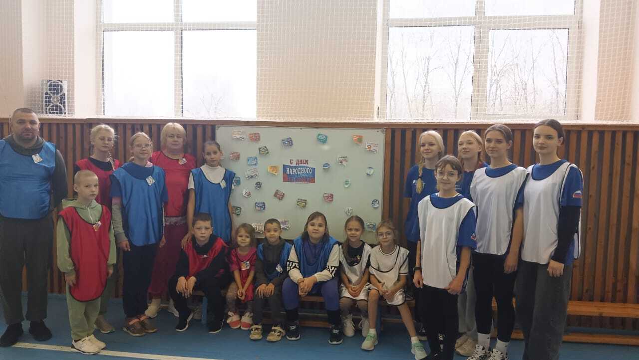 В преддверии праздника "День народного единства" в БУ ФОК "Звездный" прошли спортивные соревнования для детей и родителей "Сплочён и един, наш народ непобедим" В преддверии праздника "День народного единства" в БУ ФОК "Звездный" прошли спортивные соревнования для детей и родителей "Сплочён и един, наш народ непобедим"