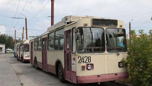 Общественный транспорт в России: старые трамваи и автобусы на выход