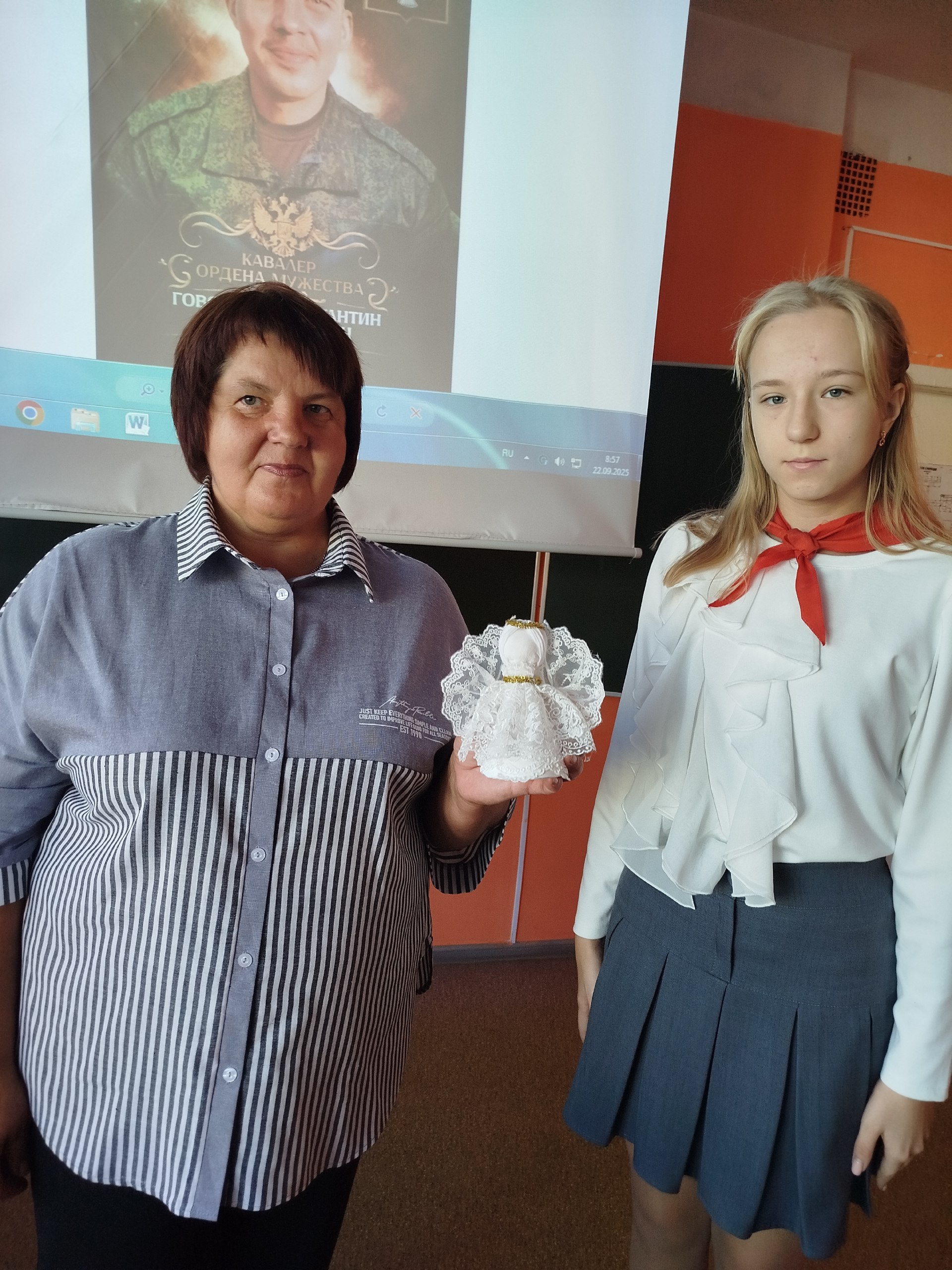 Советники директора по воспитанию МБОУ – СОШ№7 провели классную встречу с Говорковой Е. А. - мамой выпускника школы, погибшего при исполнении воинского долга в ходе специальной военной операции Советники директора по воспитанию МБОУ – СОШ№7 провели классную встречу с Говорковой Е. А. - мамой выпускника школы, погибшего при исполнении воинского долга в ходе специальной военной операции