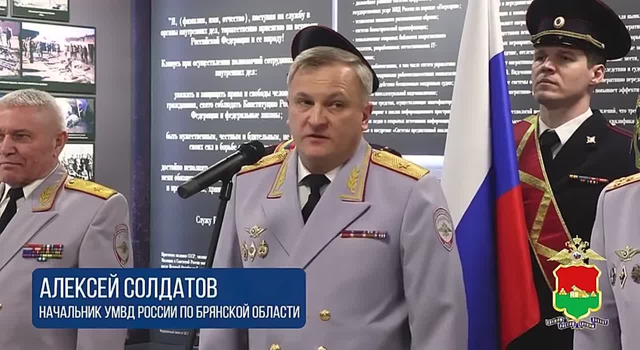 В Брянске в преддверии профессионального праздника молодые сотрудники полиции, в том числе сотрудники Госавтоинспекции Брянской области, приняли Присягу