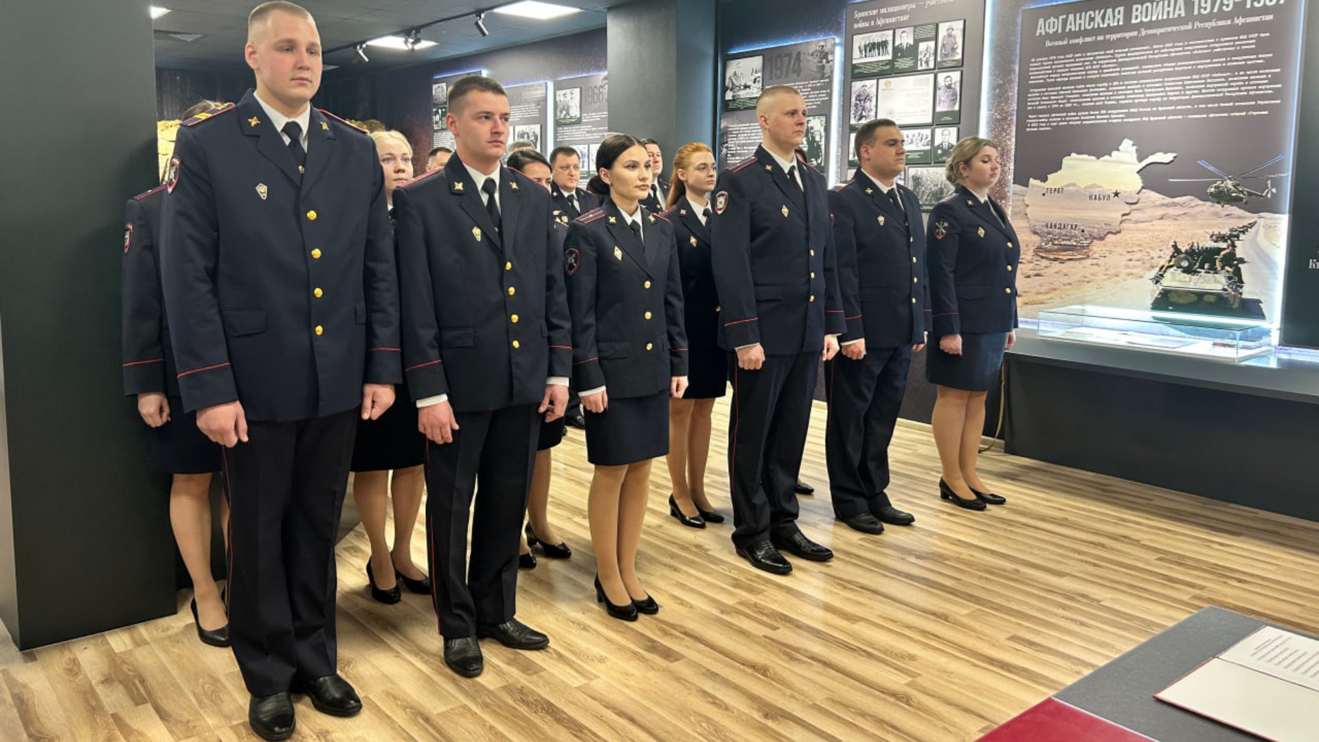 Молодые сотрудники брянской полиции приняли Присягу в преддверии профессионального праздника