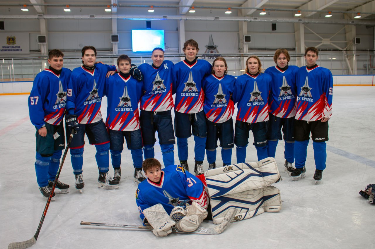 Брянские хоккеисты победили с разгромным счетом