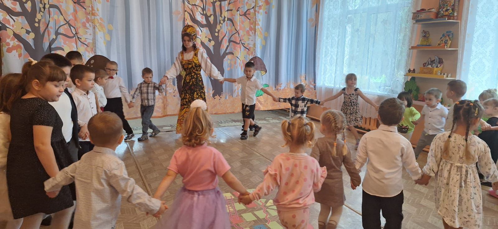 В нашем детском саду, прошло замечательное и яркое мероприятие — «Осенний бал» В нашем детском саду, прошло замечательное и яркое мероприятие — «Осенний бал»