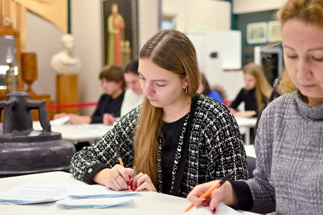 6 ноября 2025 года в Брянском государственном краеведческом музее прошла Международная просветительская акция «Большой этнографический диктант», которая позволила проверить свои знания и стать частью уникального... 6 ноября 2025 года в Брянском государственном краеведческом музее прошла Международная просветительская акция «Большой этнографический диктант», которая позволила проверить свои знания и стать частью уникального...