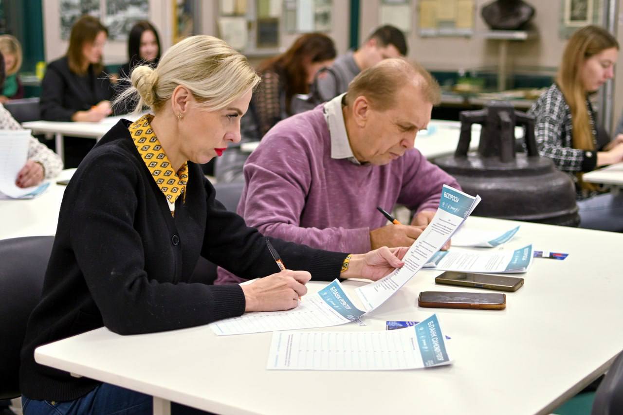 6 ноября 2025 года в Брянском государственном краеведческом музее прошла Международная просветительская акция «Большой этнографический диктант», которая позволила проверить свои знания и стать частью уникального... 6 ноября 2025 года в Брянском государственном краеведческом музее прошла Международная просветительская акция «Большой этнографический диктант», которая позволила проверить свои знания и стать частью уникального...