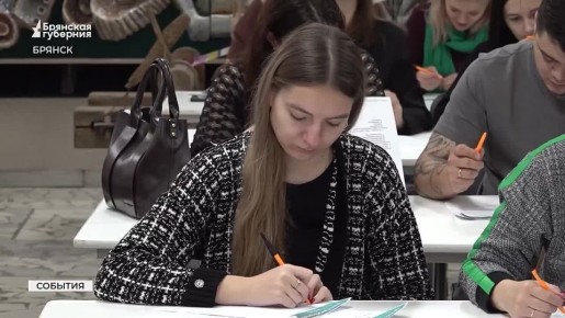 В краеведческий музей на этнографический диктант о традициях, языках и культуре народов России пришли люди разных возрастов и профессий, чтобы проверить свои знания