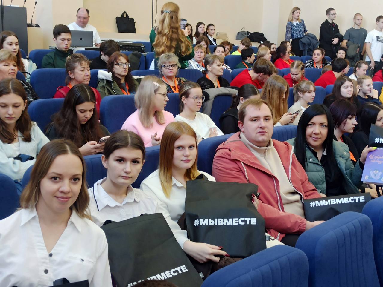 Сегодня, 6 ноября, активисты Молодежного совета Брянского района, занимающиеся волонтерской деятельностью, приняли участие в областном форуме "У доброты нет возраста!", который проходил во Дворце Единоборств имени Артема... Сегодня, 6 ноября, активисты Молодежного совета Брянского района, занимающиеся волонтерской деятельностью, приняли участие в областном форуме "У доброты нет возраста!", который проходил во Дворце Единоборств имени Артема...