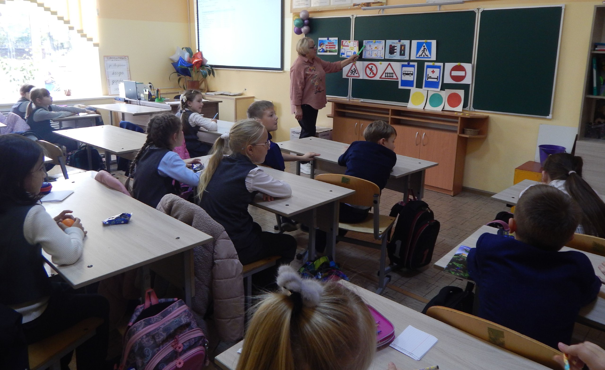 Краеведческая библиотека им. А.Ф. Землянского для учащихся СОШ № 2 провела беседу «Урок дорожной грамотности»