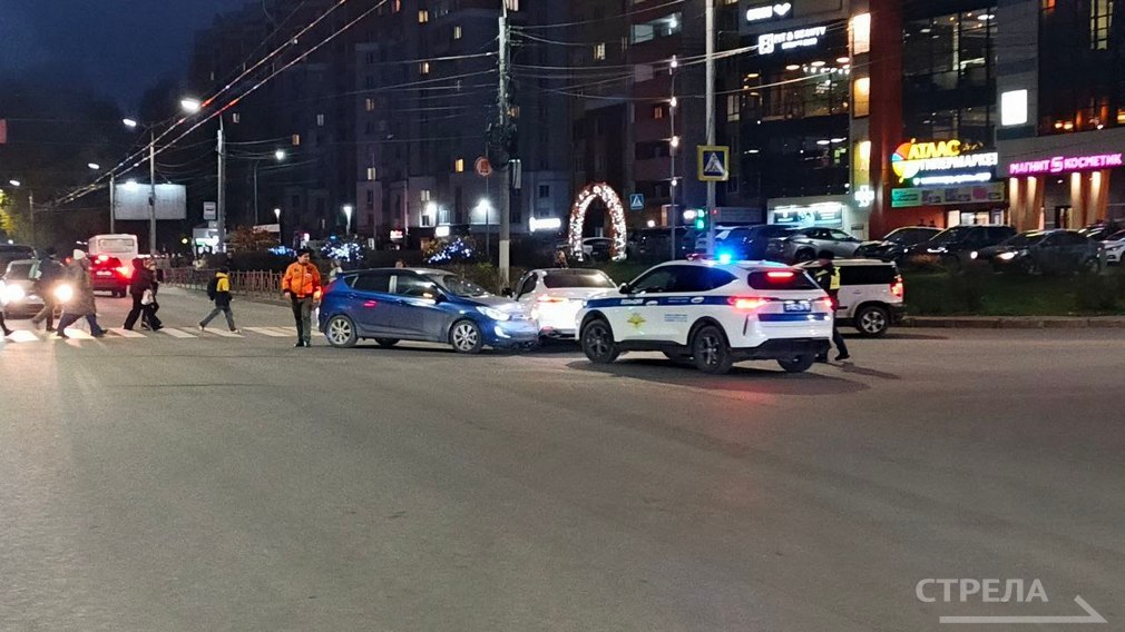 Сегодня, 6 ноября, в Брянске, на перекрестке улиц Бежицкой и Горбатова произошло ДТП Сегодня, 6 ноября, в Брянске, на перекрестке улиц Бежицкой и Горбатова произошло ДТП