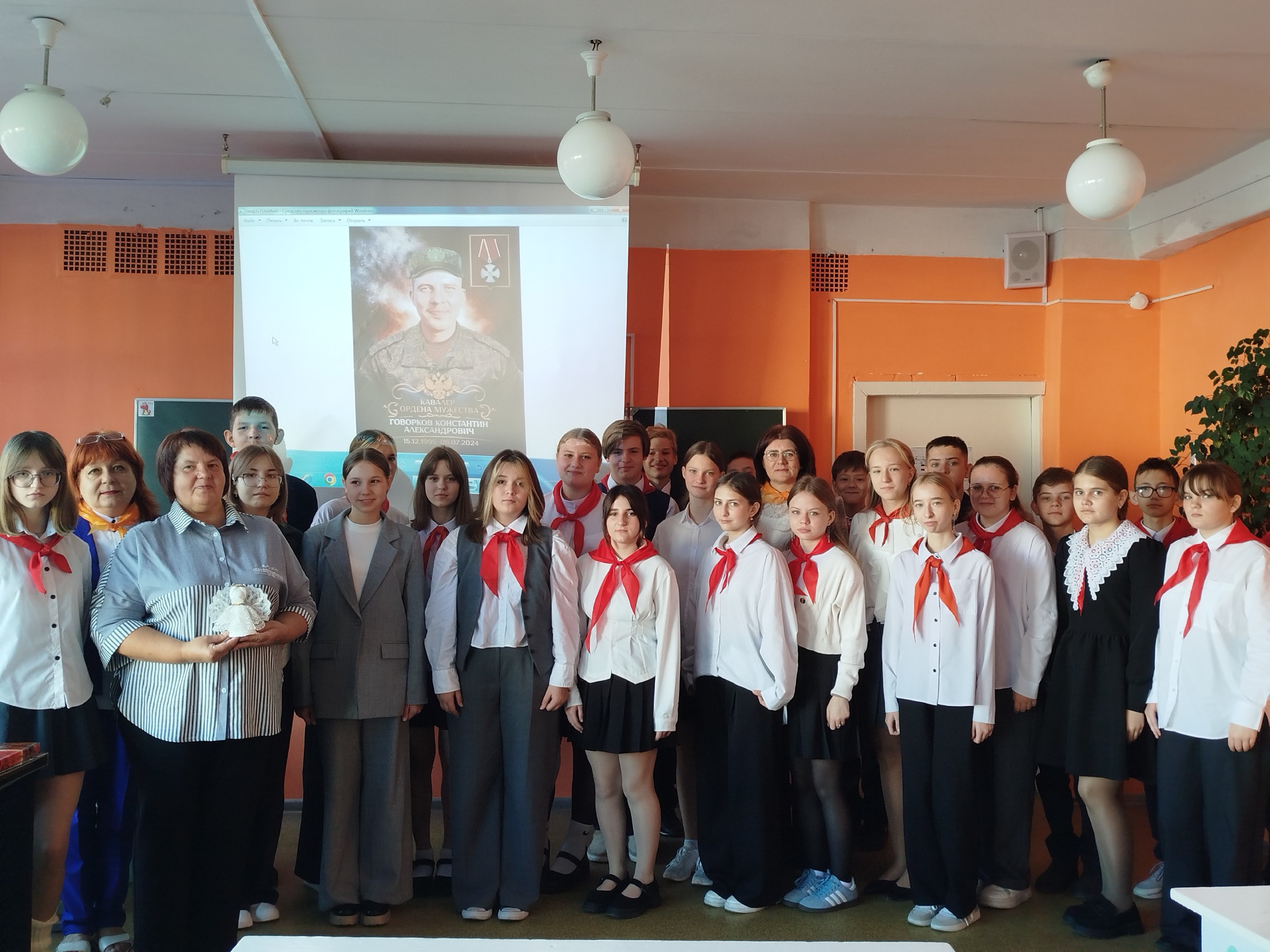 Советники директора по воспитанию МБОУ – СОШ№7 провели классную встречу с Говорковой Е. А. - мамой выпускника школы, погибшего при исполнении воинского долга в ходе специальной военной операции Советники директора по воспитанию МБОУ – СОШ№7 провели классную встречу с Говорковой Е. А. - мамой выпускника школы, погибшего при исполнении воинского долга в ходе специальной военной операции