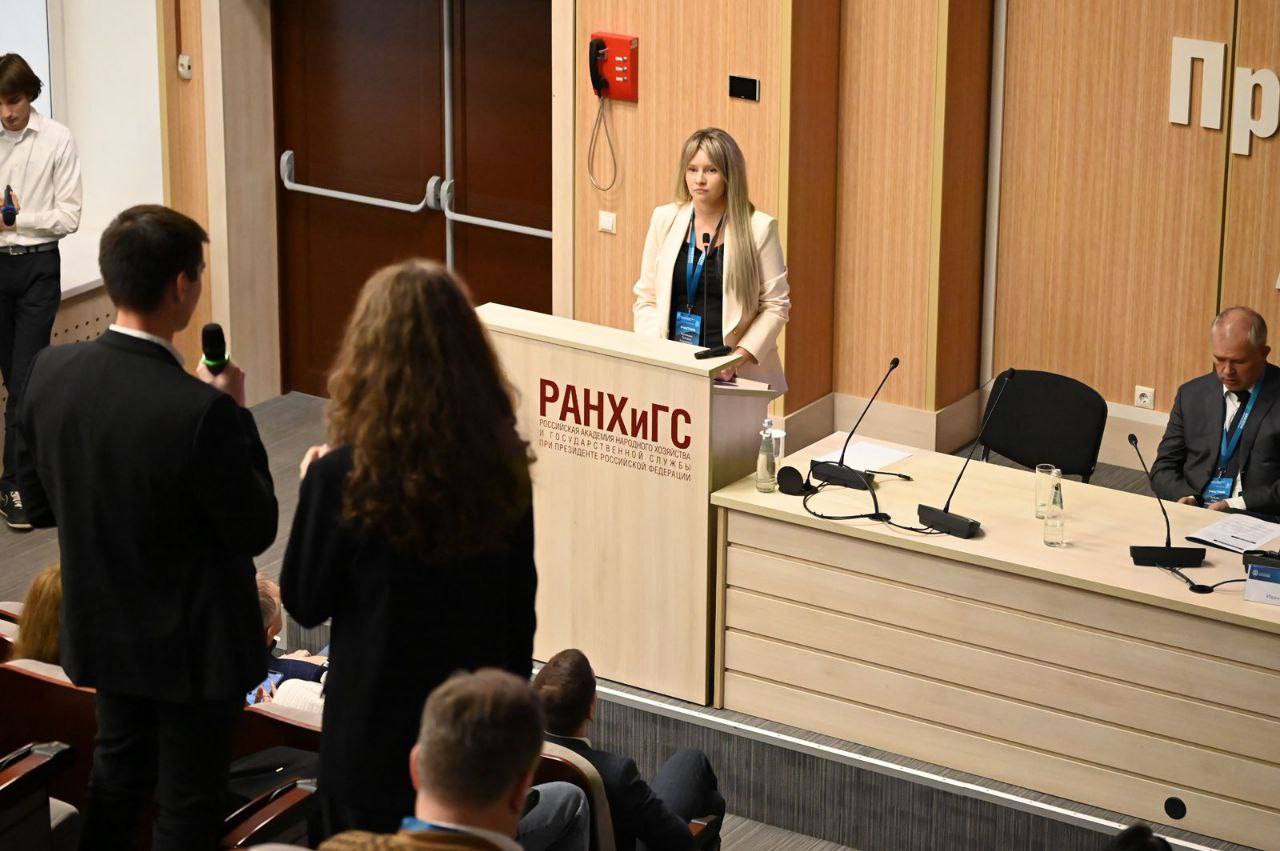 Роман Шередин представил доклад о цифровых сервисах управления государственным и муниципальным имуществом Роман Шередин представил доклад о цифровых сервисах управления государственным и муниципальным имуществом