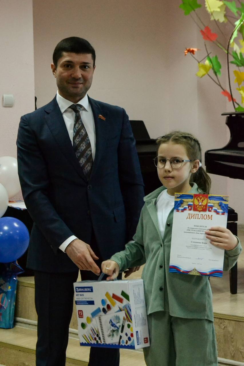 В актовом зале Детской школы искусств №6 состоялась торжественная церемония награждения победителей II открытого конкурса рисунка «Рисуем единую страну», посвященного Дню народного единства В актовом зале Детской школы искусств №6 состоялась торжественная церемония награждения победителей II открытого конкурса рисунка «Рисуем единую страну», посвященного Дню народного единства