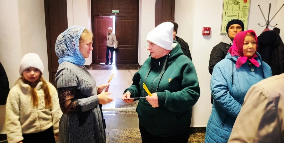Волонтеры кафедрального Богоявленского собора поздравили прихожан с Днем Казанской иконы Божией Матери Волонтеры кафедрального Богоявленского собора поздравили прихожан с Днем Казанской иконы Божией Матери