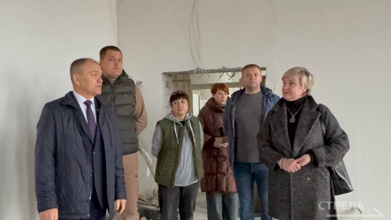 В Брянске в Бежицком районе продолжаются работы на территории школы № 42. Капитальный ремонт здесь стартовал в апреле, затем администрация города поменяла подрядчика из-за неудовлетворительных темпов В Брянске в Бежицком районе продолжаются работы на территории школы № 42. Капитальный ремонт здесь стартовал в апреле, затем администрация города поменяла подрядчика из-за неудовлетворительных темпов