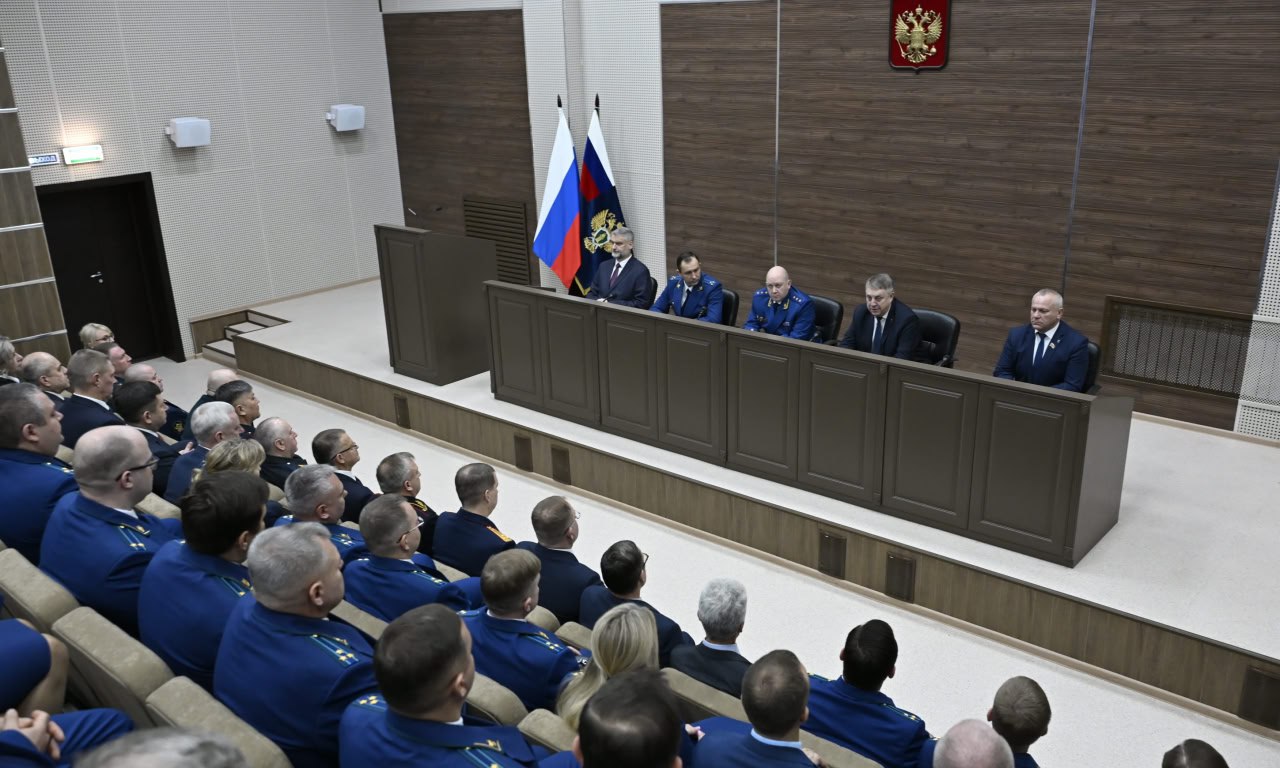 Александр Богомаз: Я рад приветствовать в нашем приграничном регионе, на нашей славной и героической Брянской земле нового прокурора Владимира Яковлевича Мосина! Его представил заместитель Генерального прокурора Российской... Александр Богомаз: Я рад приветствовать в нашем приграничном регионе, на нашей славной и героической Брянской земле нового прокурора Владимира Яковлевича Мосина! Его представил заместитель Генерального прокурора Российской...