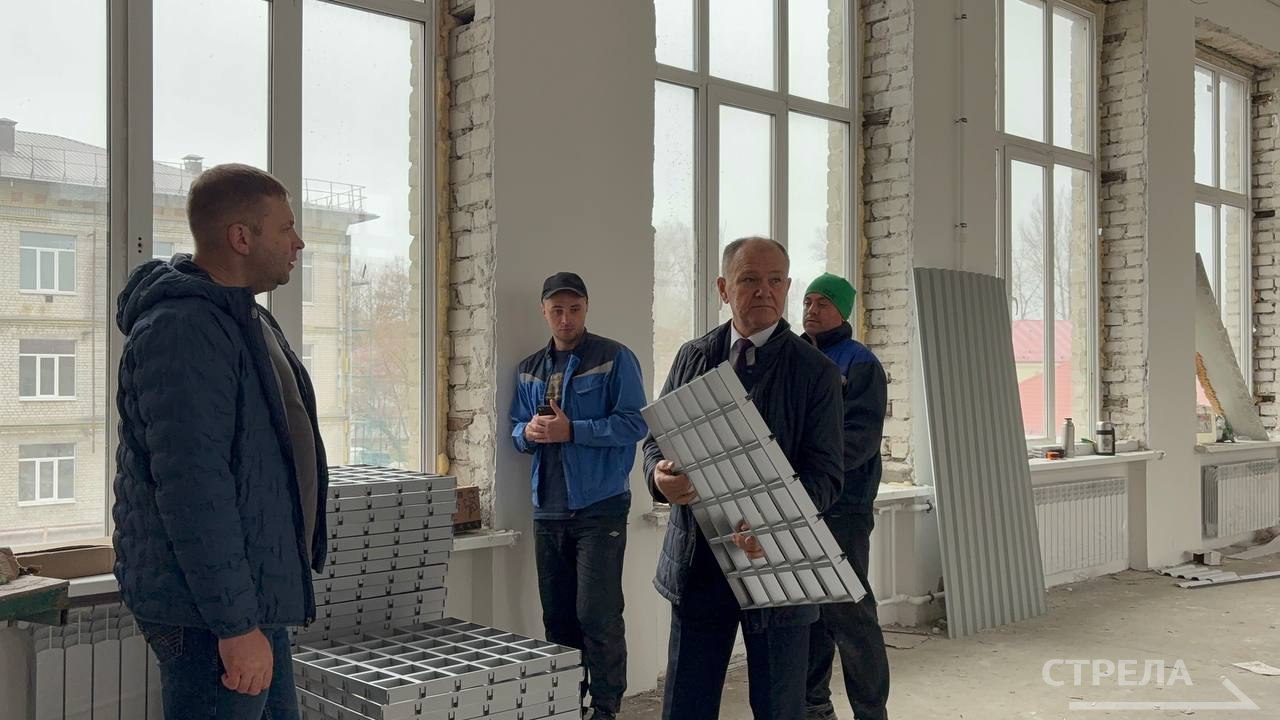 В Брянске в Бежицком районе продолжаются работы на территории школы № 42. Капитальный ремонт здесь стартовал в апреле, затем администрация города поменяла подрядчика из-за неудовлетворительных темпов В Брянске в Бежицком районе продолжаются работы на территории школы № 42. Капитальный ремонт здесь стартовал в апреле, затем администрация города поменяла подрядчика из-за неудовлетворительных темпов