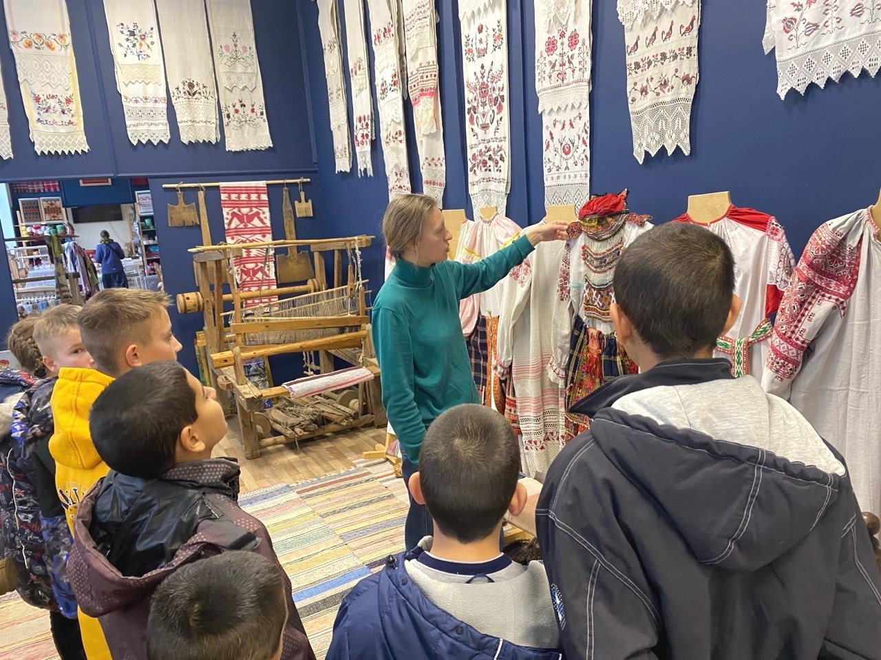 Знакомство с родным краем: дети изучают народные промыслы и наслаждаются волшебным фильмом Знакомство с родным краем: дети изучают народные промыслы и наслаждаются волшебным фильмом