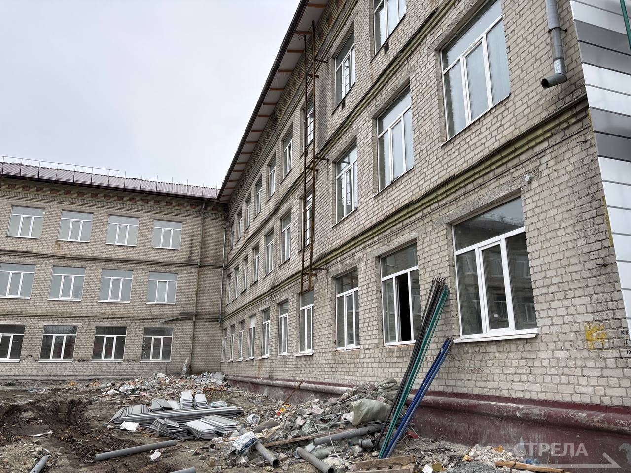 В Брянске в Бежицком районе продолжаются работы на территории школы № 42. Капитальный ремонт здесь стартовал в апреле, затем администрация города поменяла подрядчика из-за неудовлетворительных темпов В Брянске в Бежицком районе продолжаются работы на территории школы № 42. Капитальный ремонт здесь стартовал в апреле, затем администрация города поменяла подрядчика из-за неудовлетворительных темпов