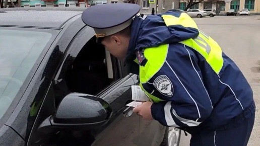 На брянской трассе поймали водителя «Мерседеса» с поддельными правами