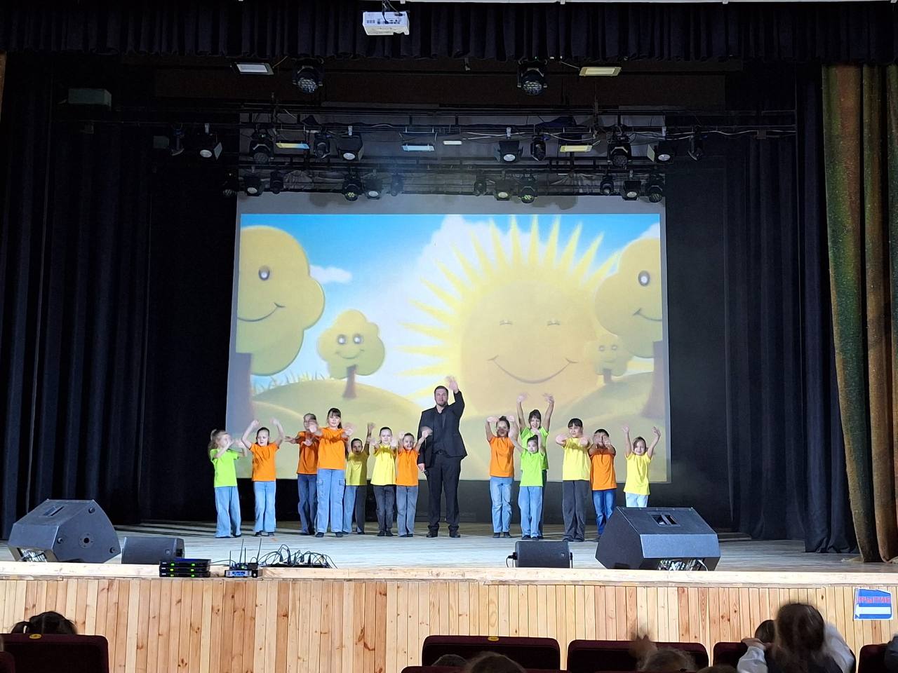7 ноября на сцене Городского Дворца культуры имени Д.Е.Кравцова состоялось невероятное театрализованное шоу — настоящее путешествие по миру любимых мультфильмов! 7 ноября на сцене Городского Дворца культуры имени Д.Е.Кравцова состоялось невероятное театрализованное шоу — настоящее путешествие по миру любимых мультфильмов!