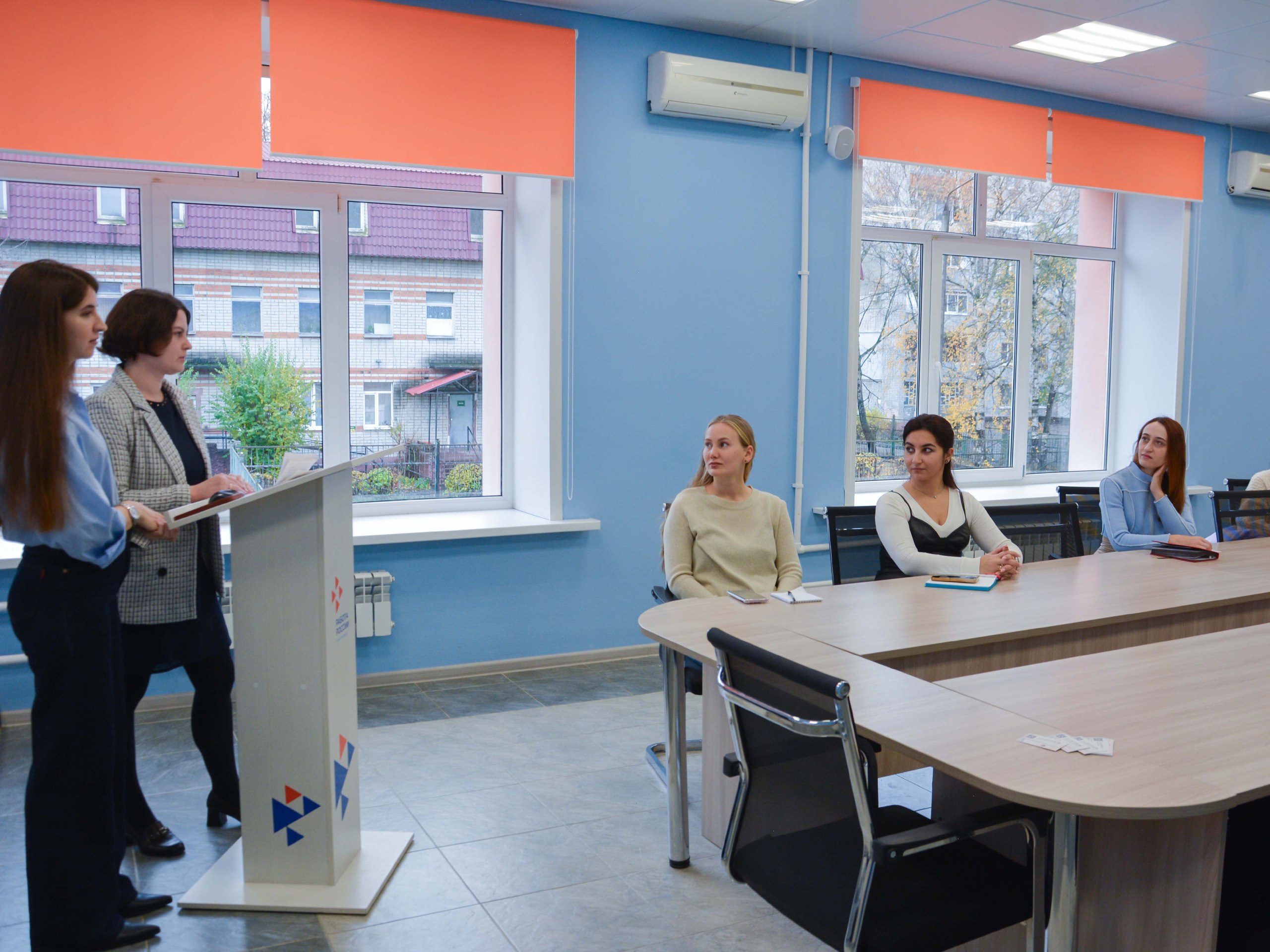 31 октября в Кадровом центре "Работа России" города Брянска прошла пятая встреча коллективного офиса "Мама-профи" -путешествие в мир гармонии, расслабления и внутренней энергии.На мероприятии выступили два профессионала... 31 октября в Кадровом центре "Работа России" города Брянска прошла пятая встреча коллективного офиса "Мама-профи" -путешествие в мир гармонии, расслабления и внутренней энергии.На мероприятии выступили два профессионала...