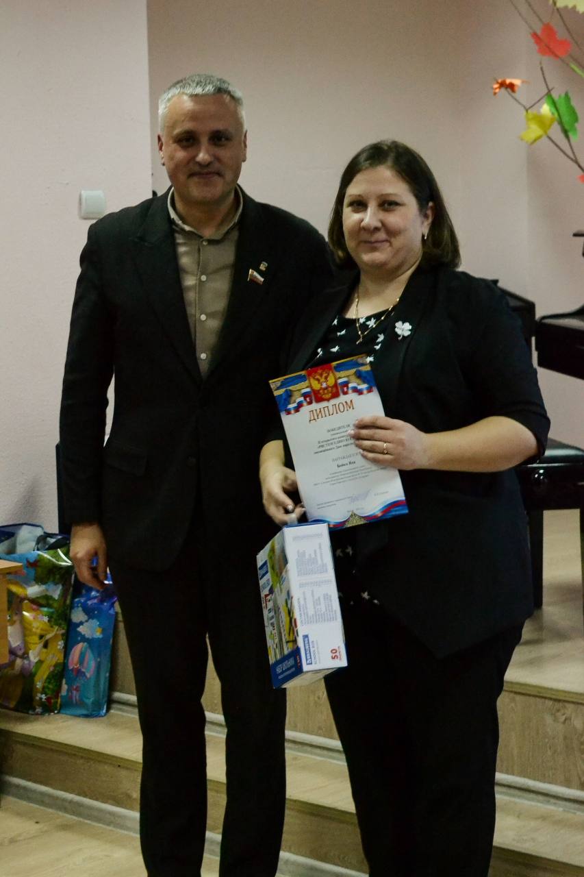 В актовом зале Детской школы искусств №6 состоялась торжественная церемония награждения победителей II открытого конкурса рисунка «Рисуем единую страну», посвященного Дню народного единства В актовом зале Детской школы искусств №6 состоялась торжественная церемония награждения победителей II открытого конкурса рисунка «Рисуем единую страну», посвященного Дню народного единства