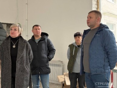 В Брянске в Бежицком районе продолжаются работы на территории школы № 42. Капитальный ремонт здесь стартовал в апреле, затем администрация города поменяла подрядчика из-за неудовлетворительных темпов