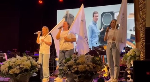 Ярким подарком для коллектива АО «Завод «Снежеть» по случаю 45-летия со дня основания стало выступление артистов областной филармонии, городского эстрадного оркестра и артистки областного театра драмы Олеси Македонской