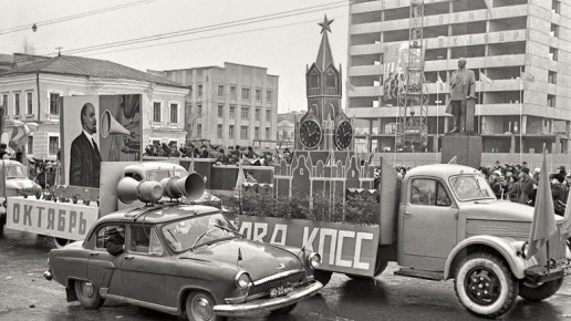 Брянцам показали редкое фото демонстрации у памятника Ленину 1971 года