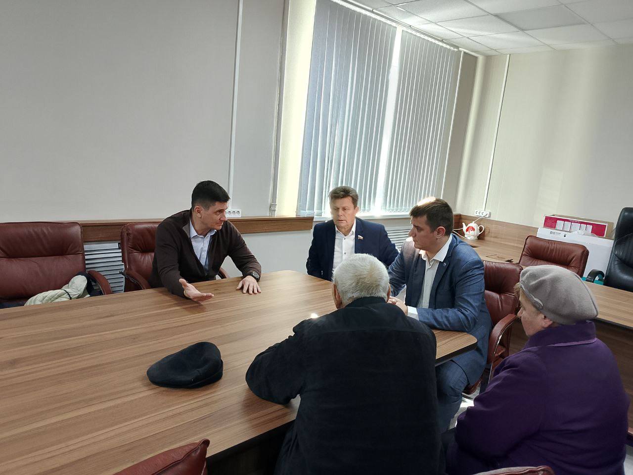 Александр Исаев: В рамках рабочей встречи на территории Климовского района провели прием сенаторы РФ - Попадайло Василий Васильевич Деньги Вадим Евгеньевич Александр Исаев: В рамках рабочей встречи на территории Климовского района провели прием сенаторы РФ - Попадайло Василий Васильевич Деньги Вадим Евгеньевич