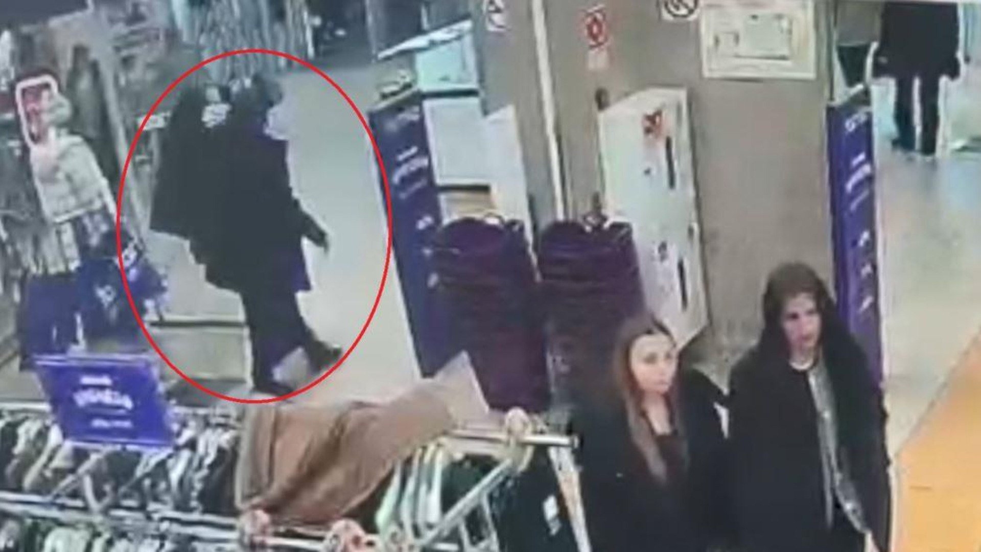 Брянские полицейские задержали подозреваемого в краже куртки из магазина