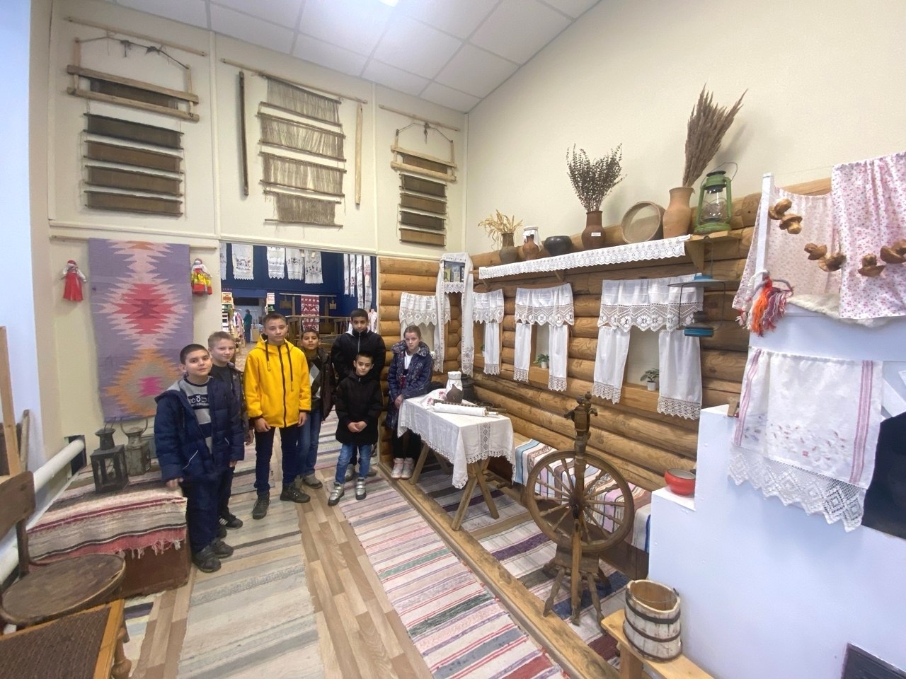 Знакомство с родным краем: дети изучают народные промыслы и наслаждаются волшебным фильмом Знакомство с родным краем: дети изучают народные промыслы и наслаждаются волшебным фильмом